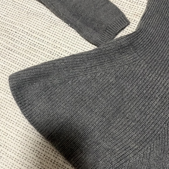 Grey longs sleeve peplum sweater - Picture 3 of 5